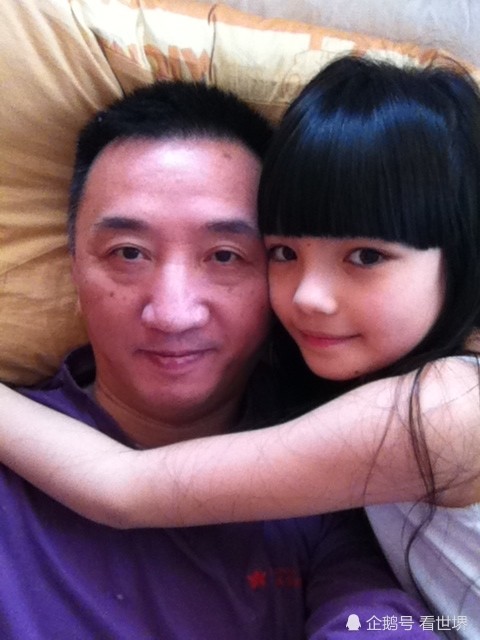 如今的卢宇光已经与妻子离婚,源于工作与家庭两者不可兼得,妻子也有过