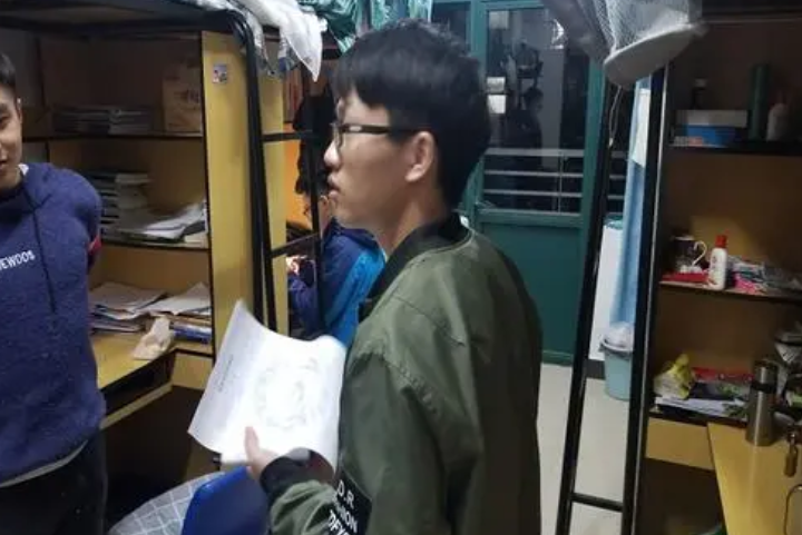 黑龙江某高校学生干部，嚣张查寝，网友直呼：太做作了