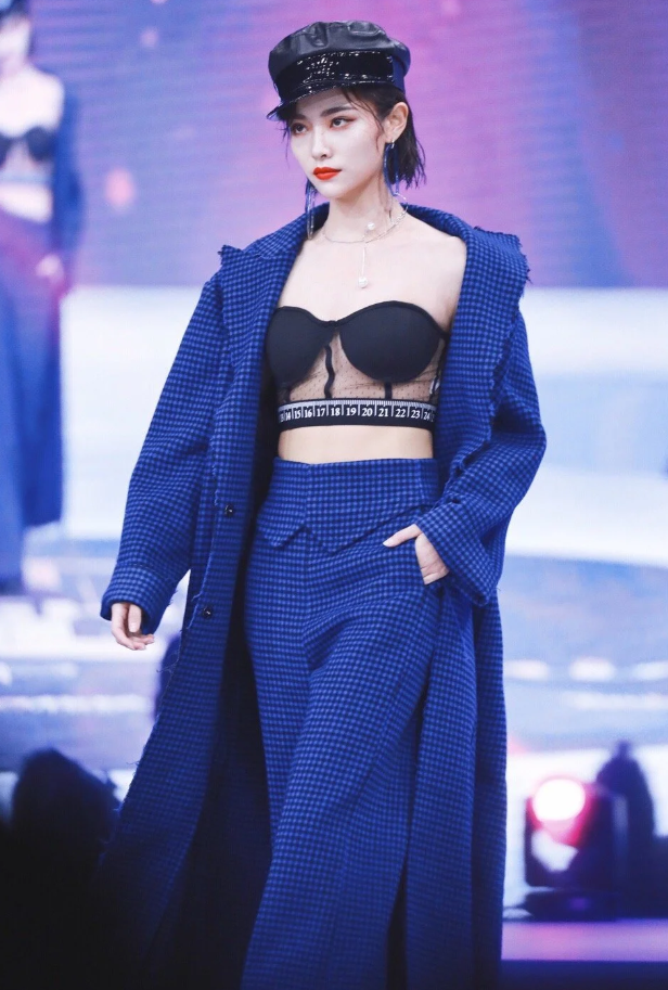 就像许佳琪这套蓝色系look出镜,舞台风造型就很酷帅吸睛;深蓝色格纹