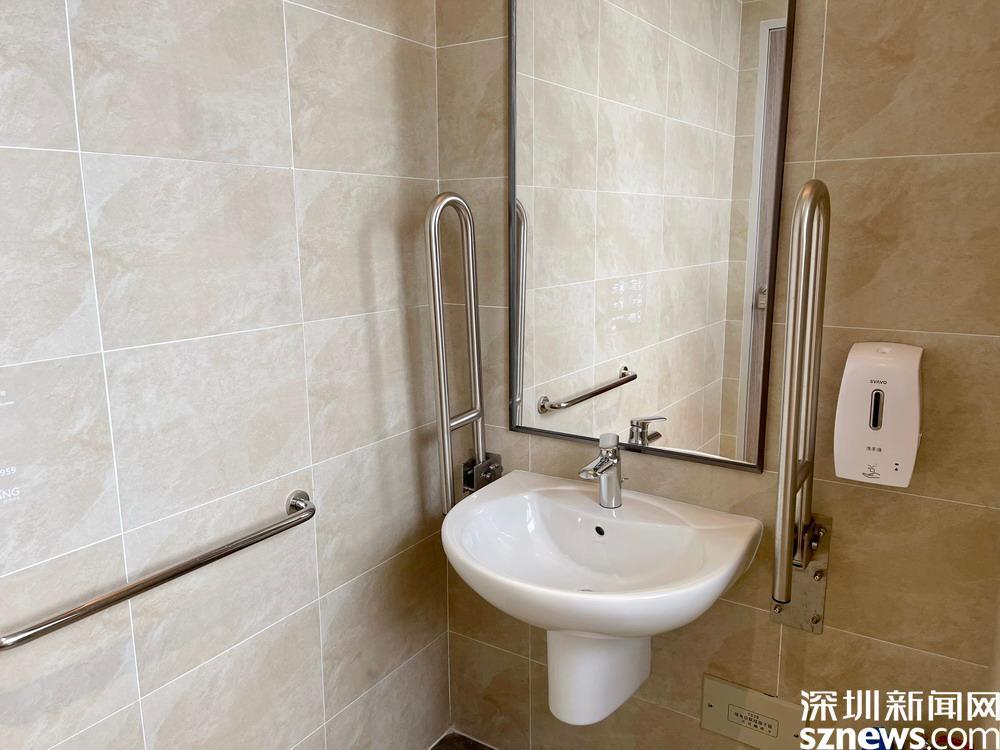 设施建设到无障碍硬件和信息服务无障碍建设的"软硬"兼施,深圳翻开了