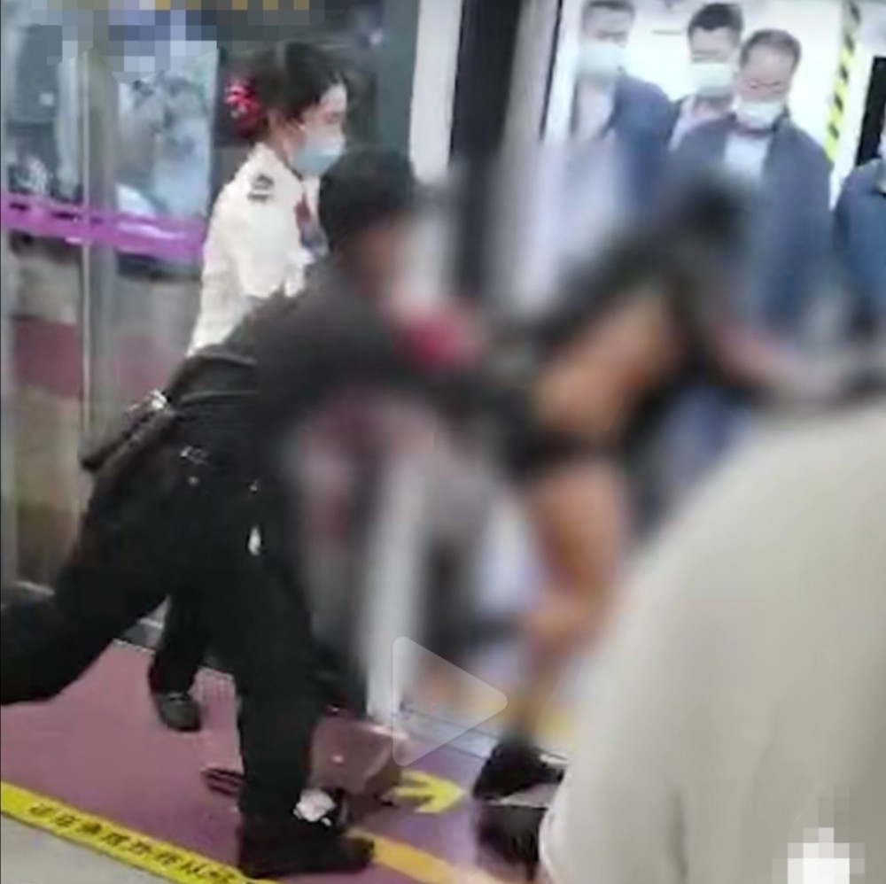 西安地铁保安拖拽女乘客致其衣衫不整,执法行为惹争议!