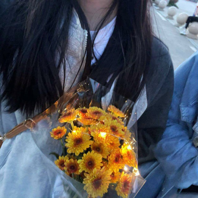 捧花女生头像|以鲜花为祭 向神明祈愿我所爱之人岁岁平安