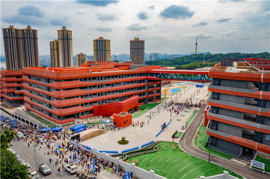 泸州龙马高中开学圆了1200余名学生就地读书梦