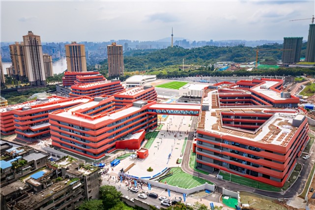 泸州龙马高中开学圆了1200余名学生就地读书梦