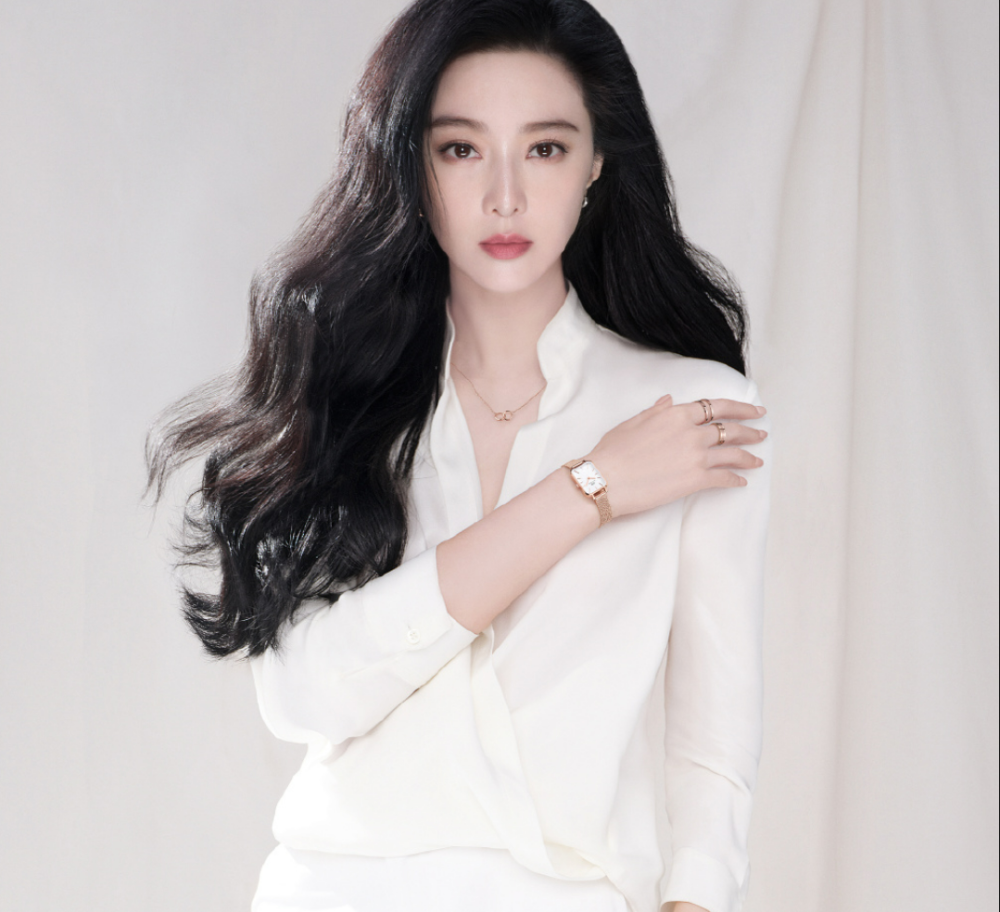 范冰冰坐路边被偶遇,穿宽松黑裙造型简约,原相机下颜值出众比精修还美