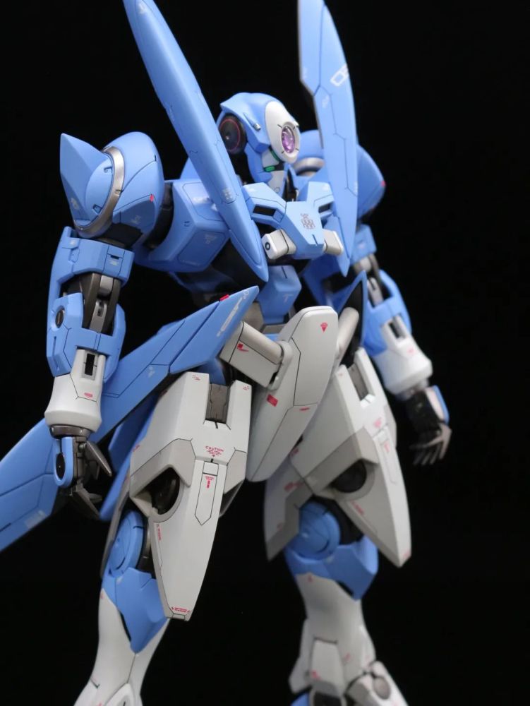 的格拉汉姆·艾卡专机式样,机体的白色零件也都增加了灰色来增加层次