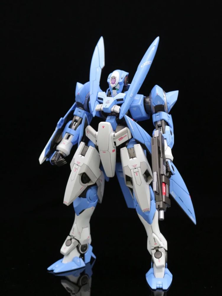 的格拉汉姆·艾卡专机式样,机体的白色零件也都增加了灰色来增加层次