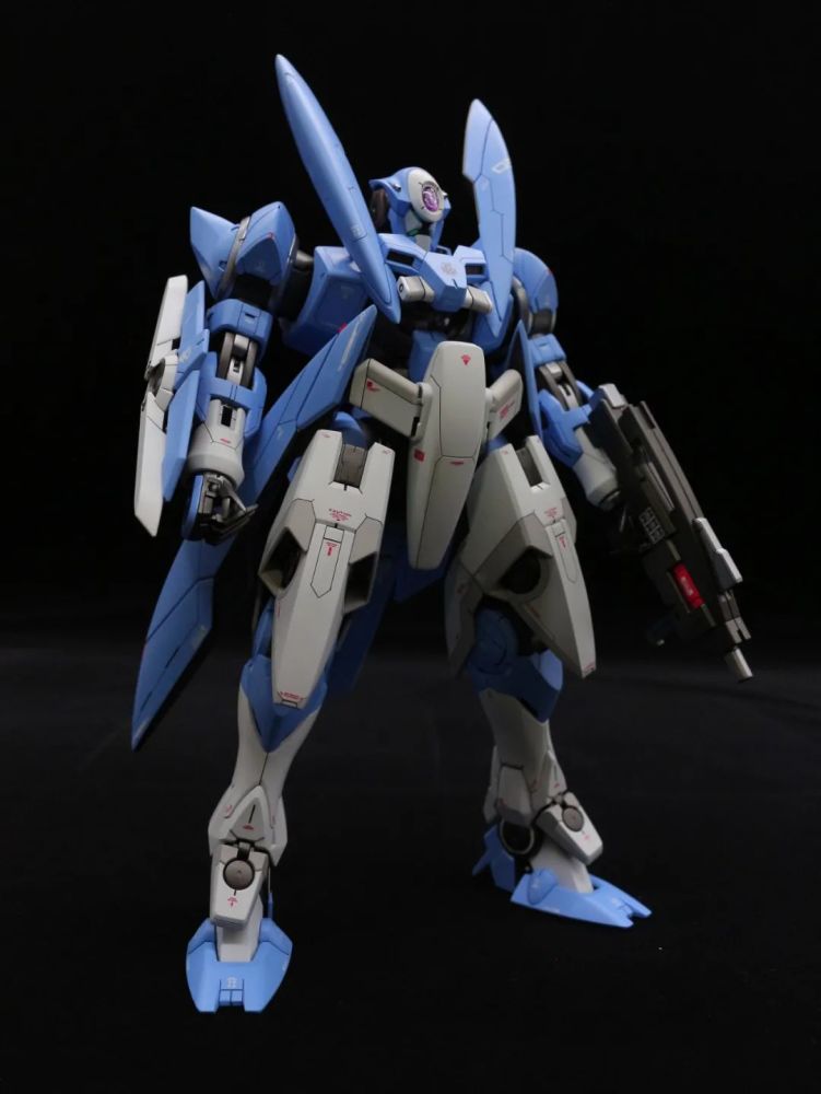 的格拉汉姆·艾卡专机式样,机体的白色零件也都增加了灰色来增加层次