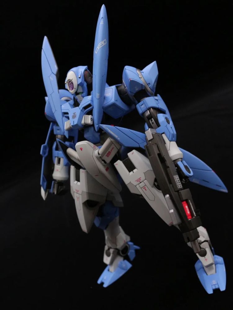 的格拉汉姆·艾卡专机式样,机体的白色零件也都增加了灰色来增加层次