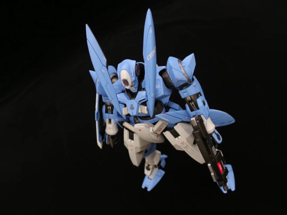 的格拉汉姆·艾卡专机式样,机体的白色零件也都增加了灰色来增加层次