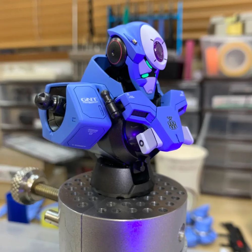 的格拉汉姆·艾卡专机式样,机体的白色零件也都增加了灰色来增加层次