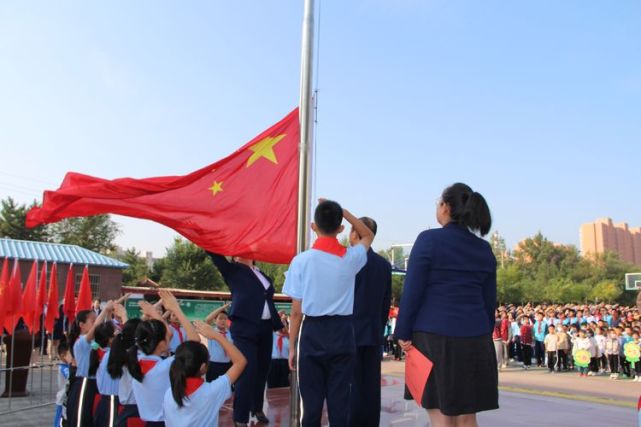 新城区名都小学党支部书记,校长齐英敏担任升旗手,护旗手的由支部纪检