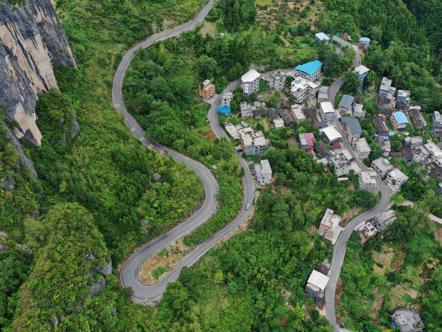 2021年8月24日,小河镇桃坡村境内,农村客运班车行驶在农村公路上.