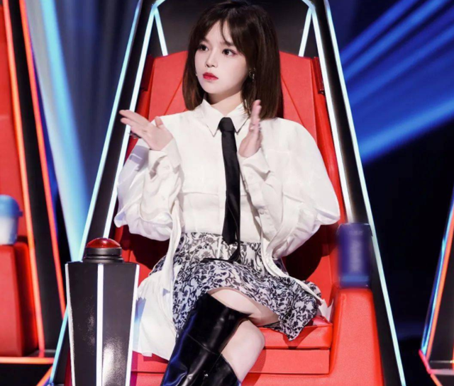 曾连决赛都没进,如今却成《好声音》导师,黄霄云靠什么征服选手