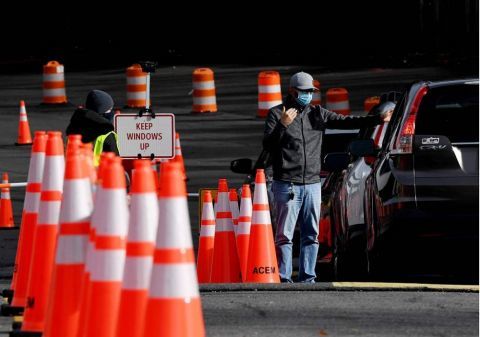 图为美国街头新冠测试站点.