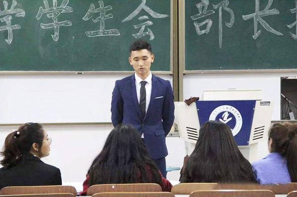 比土味视频还尴尬,大学生干部"嚣张查寝"引发热议,校方已出手