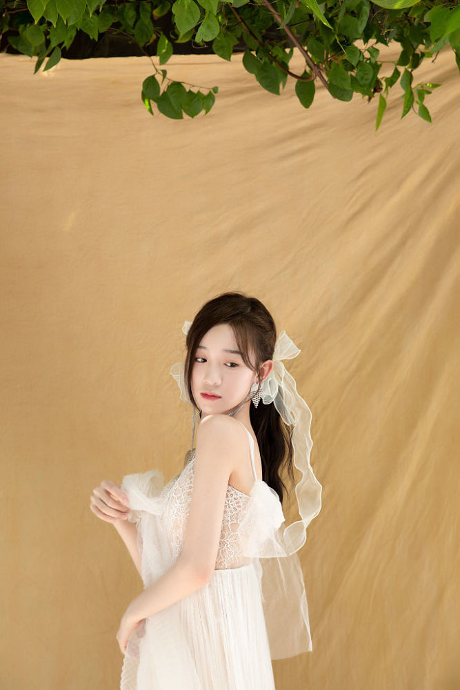 李子璇白色浪漫纱裙甜到窒息 海边踏浪少女感清新如风