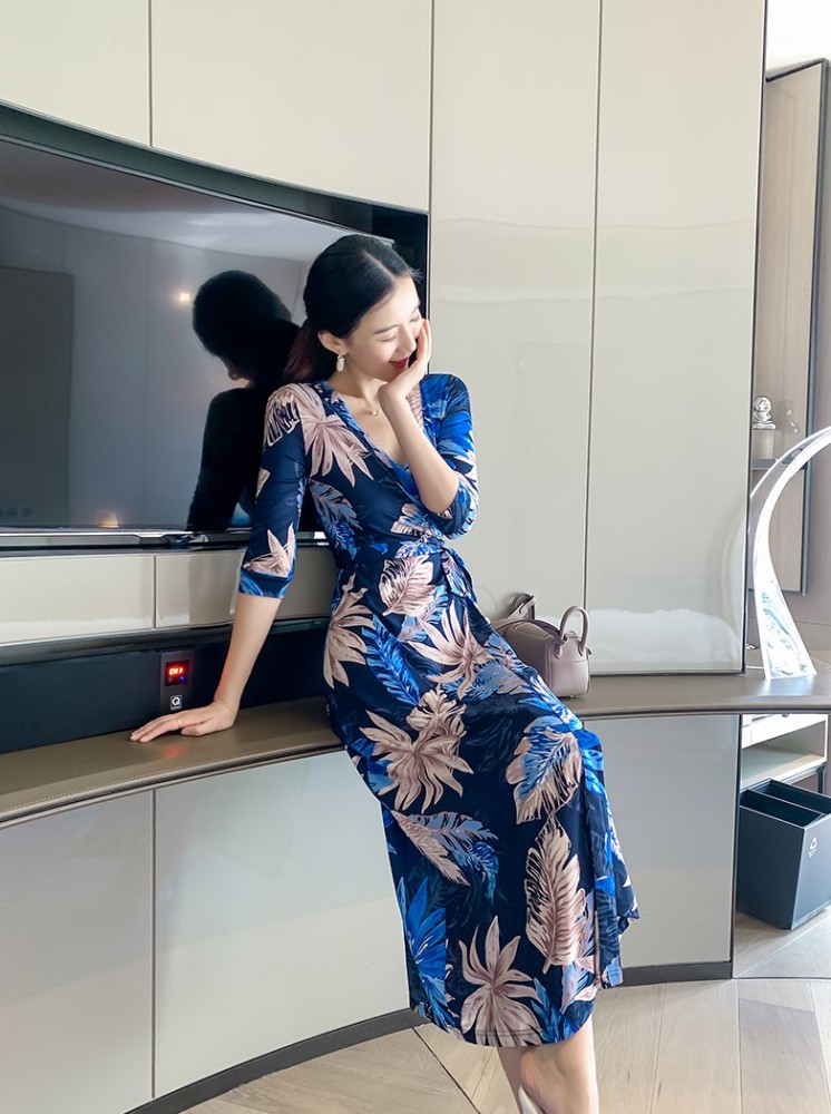 印花系连衣裙,这种风格颇受大女人系的女神姐姐们喜爱