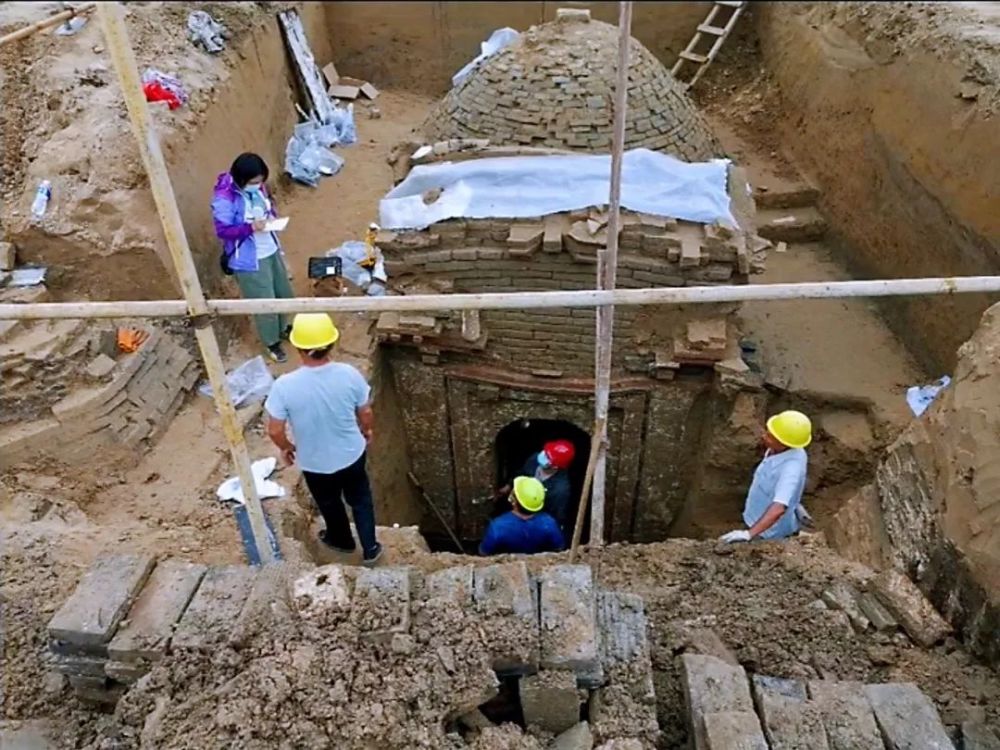 一工地发现古墓:现场出土大量文物_腾讯新闻