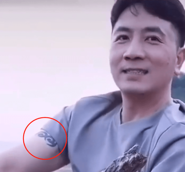 林生斌罕见更新动态,面带笑容状态轻松,胳膊上的纹身引人注意