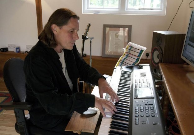 这首主题曲由澳大利亚作曲家巴林顿·裴隆(barrington pheloung)创作