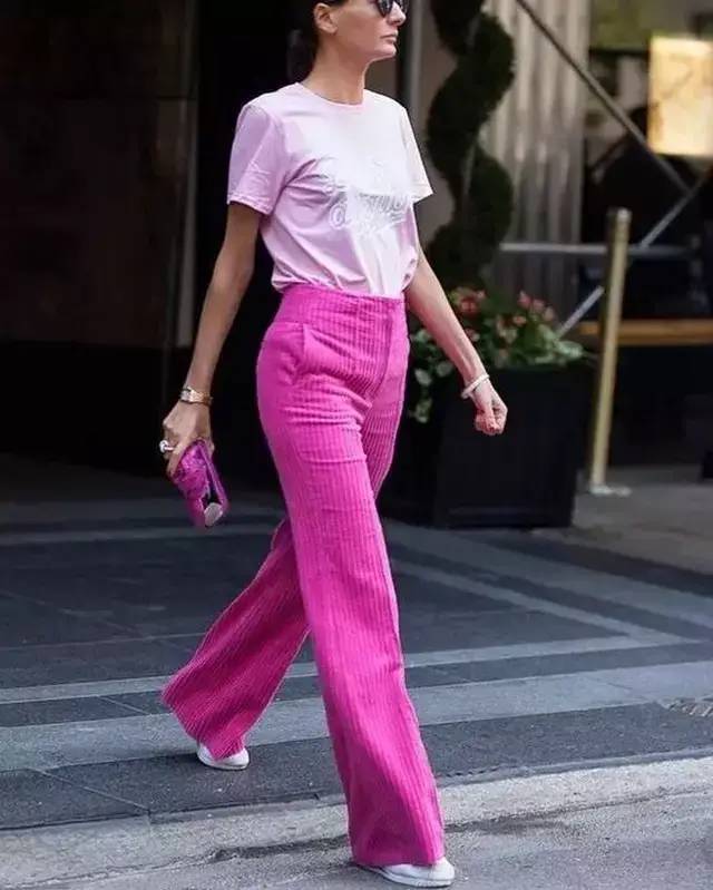 紫色带粉调和灰调所以与灰色,粉色搭配也ok如果担心肤色不够白的选择