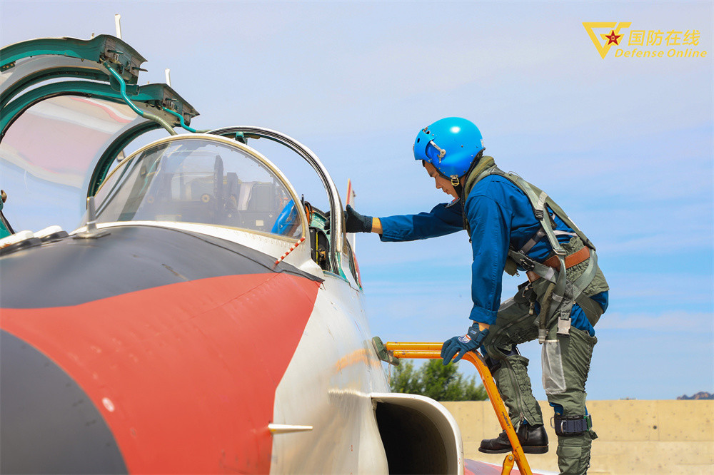 带你看海军航空大学某团飞行学员跨昼夜飞行训练_腾讯新闻