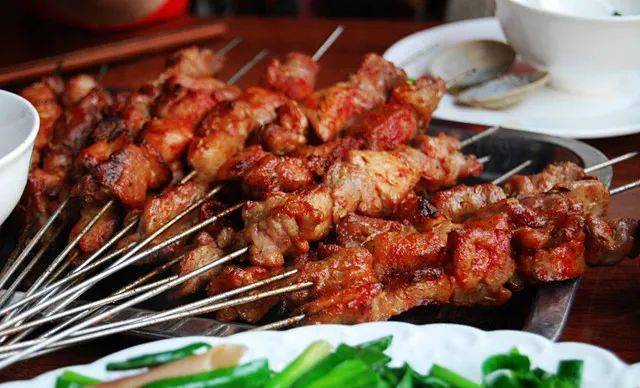 打开地图一搜张店区烧烤店密密麻麻其中明清街,世纪路,海岱大道等地呈