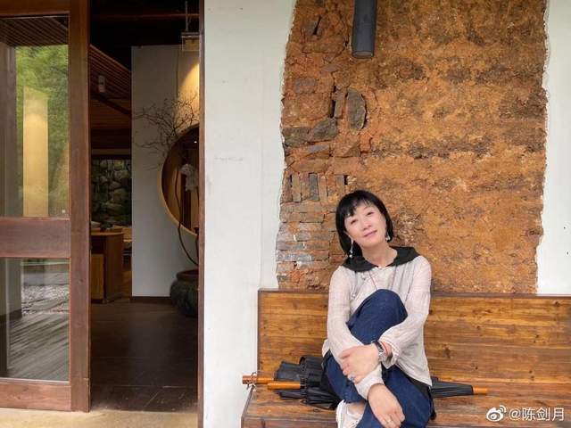 香菱陈剑月罕晒照,手戴鸽子蛋钻戒太抢镜,与侯长荣恩爱35年_腾讯新闻