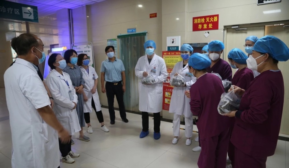 宁陵县人民医院院长郭晓华慰问奋战在抗"疫"一线的工作人员_腾讯新闻