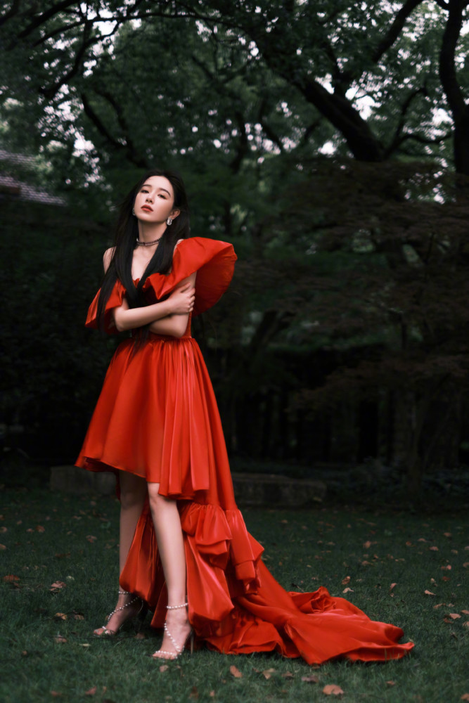 阚清子初秋时尚写真，红裙配美女，氛围感满满人音版三年级音乐上册目录