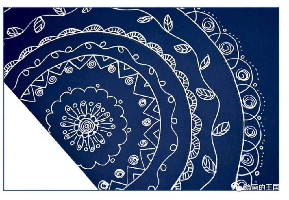 第二步在彩纸上画出扎染的图案边边画一些针线的痕迹,效果会更好文案