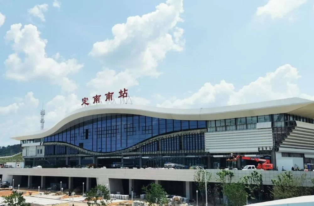 赣深高铁龙南东站  廖国胜/摄赣深高铁信丰西站  倪述洵/摄资料图赣深