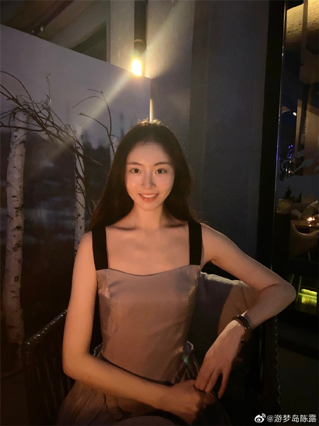 9月1日,霍尊前女友陈露在微博上分享了一组照片,这次突然冒泡,陈露