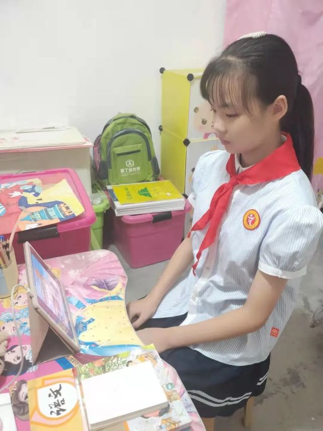 小學)(白雲路小學)(文峰中學)課堂裡奮筆疾書的同學家裡認真上網課