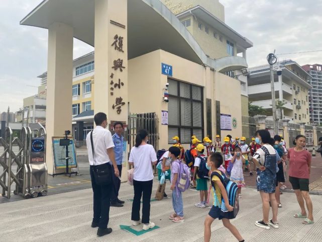 已经有许多小学生陆续进入校园1日上午8点左右,桂林复兴小学门口热闹