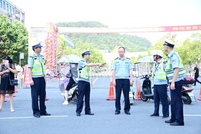 9月1日一大早,武宁县公安局党委委员,交管大队长林晓波分别深入城区