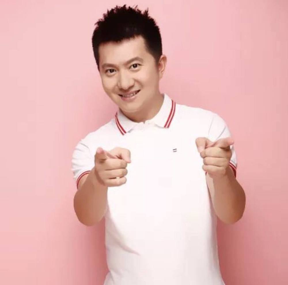 但大一那年,天津电视台青少部想在他们学校选一位少儿栏目的主持人