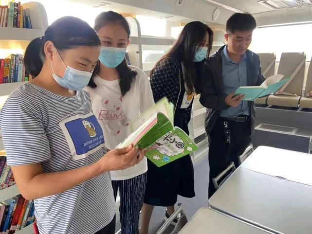 拓展公共文化服务触角,推动全民阅读向基层延伸,完善公共图书馆总分馆
