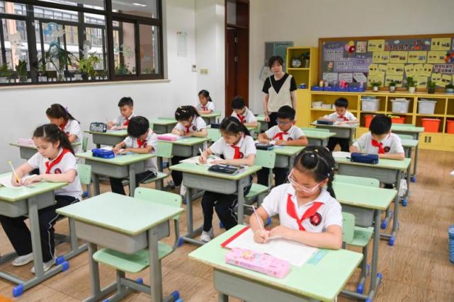 大宁国际小学校长徐晓唯告诉记者,学校按照市教委的统一部署,统筹安排