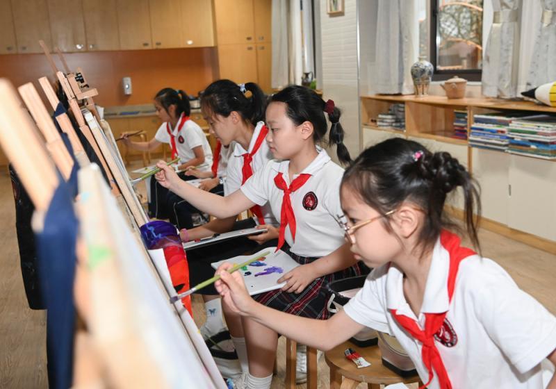 双减落地开学首日静安这所小学最晚的孩子下午六点多仍未离校