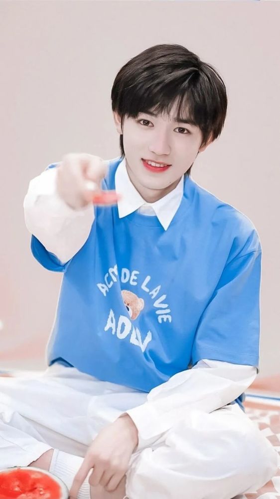 宋亚轩那些值得收藏的照片,很多小海螺都没有哟_腾讯新闻