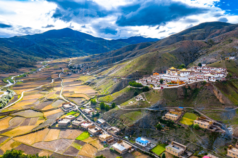 从察雅乡前往洛隆县路段,上坡较多,可以在康沙镇补给.