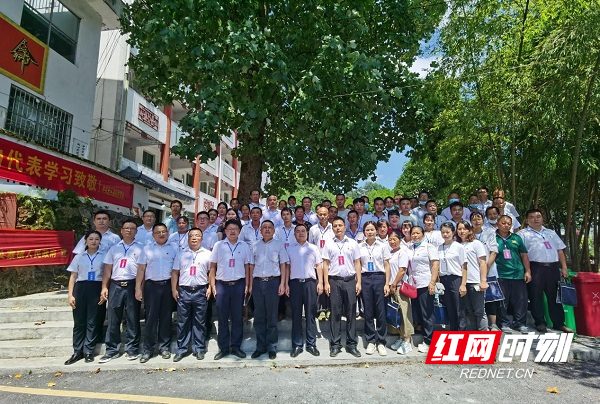 一要继续坚定不移地加强党的全面领导,二要坚定不移地加强班子能力