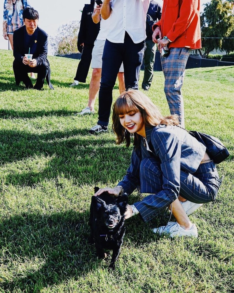 lisa回归造型曝光,齐刘海及腰长发全包眼线,风格你能接受吗