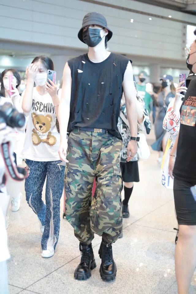 王嘉尔打扮的太潮了!白色t恤配"紫色"运动裤,个性又很帅气