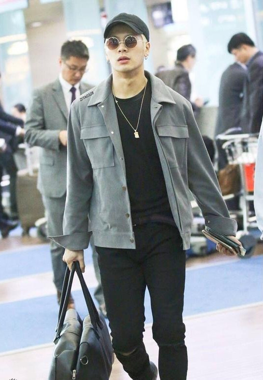 王嘉尔打扮的太潮了!白色t恤配"紫色"运动裤,个性又很帅气