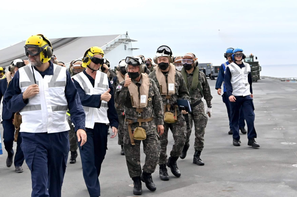 韩国海军与英国航母联合演习 全网搜