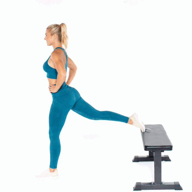 凳上,双手叉腰收紧腹部,左脚踩稳地面,屈膝下蹲至大腿与地面平行停止