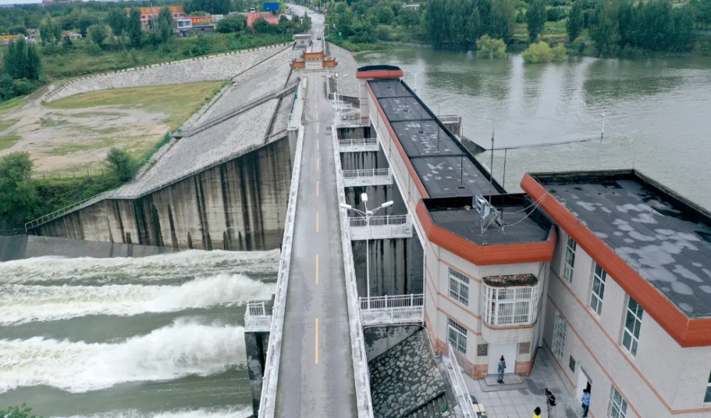 南阳鸭河口水库近日开闸泄洪 泄洪量达到十年来最大值